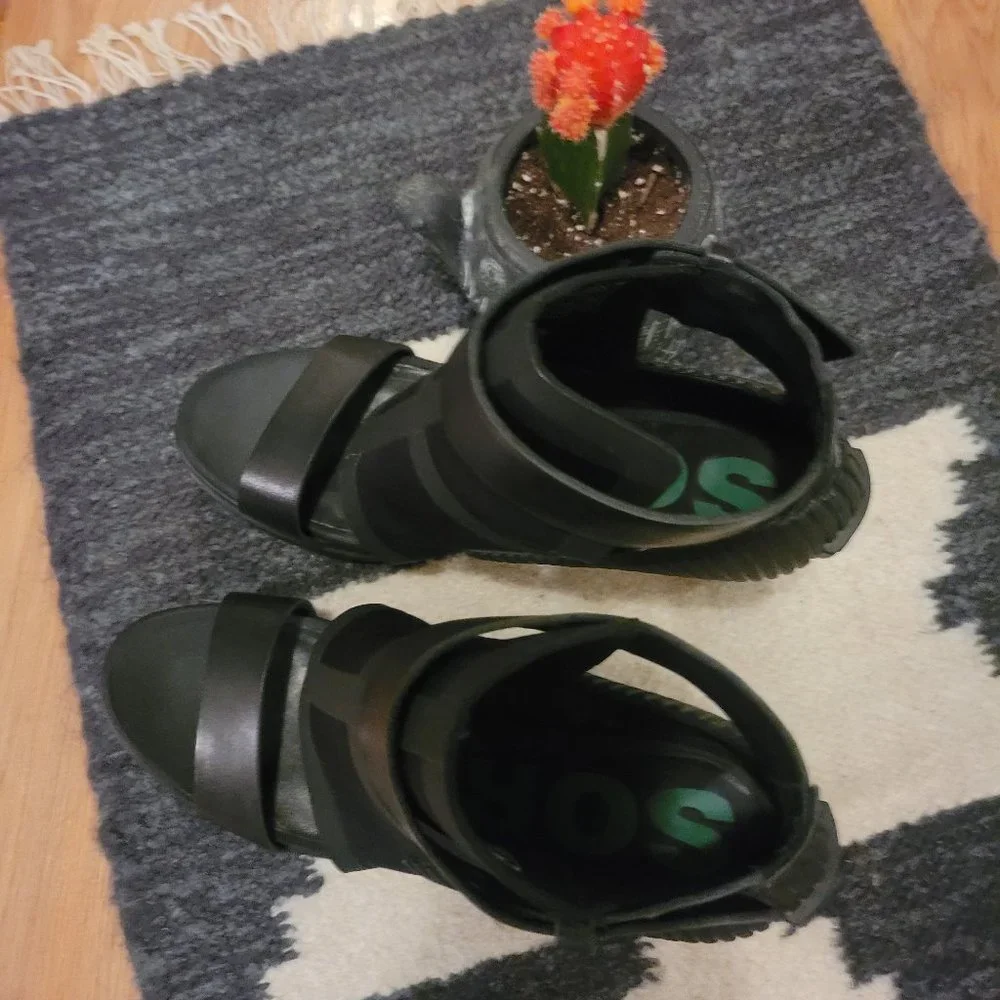 Sexy Cross Sorel Pumps - Picture 7 of 8
